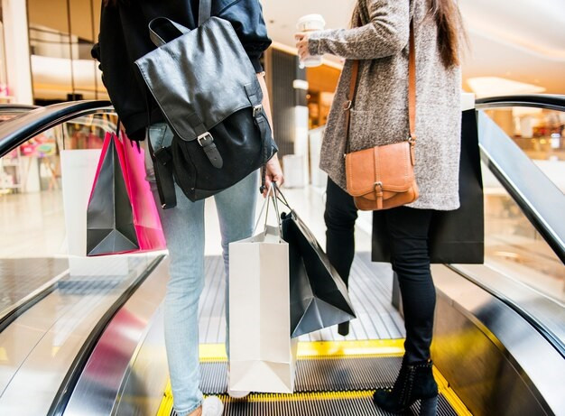 Gente comprando en el centro comercial