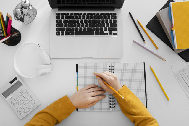 Archivo - Imagen de una persona trabajando en un escritorio