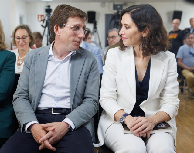 Archivo - El alcalde de Madrid, José Luis Martínez-Almeida, y la presidenta de la Comunidad de Madrid, Isabel Díaz Ayuso, conversan durante la presentación del libro ‘El gran impostor’ de Carlos Cuesta