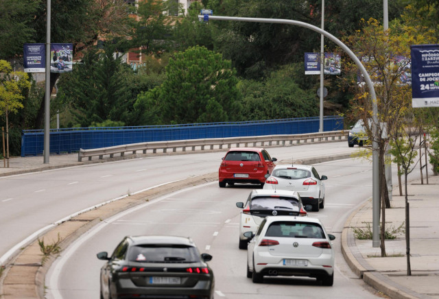 Archivo - Coches circulan bajo un radar de tramo en la calle Sinesio Delgado, a 15 de septiembre de 2023, en Madrid (España).