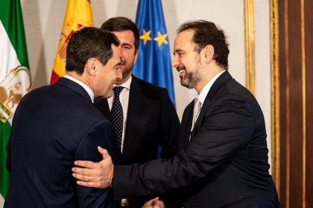 El presidente de la Junta de Andalucía, Juanma Moreno, junto al presidente de Abengoa, Enrique Riquelme, en el Palacio de San Telmo , a 13 de noviembre de 2023 en Sevilla (Andalucía, España). El presidente de la Junta de Andalucía, Juanma Moreno, se ha re