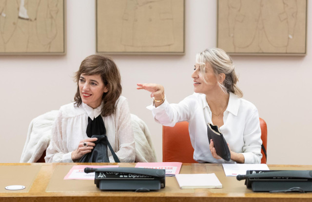 La portavoz de Sumar en el Congreso, Marta Lois (i) y la líder de Sumar, Yolanda Díaz (d), durante una reunión del grupo Sumar, en el Congreso de los Diputados, a 13 de noviembre de 2023, en Madrid (España).