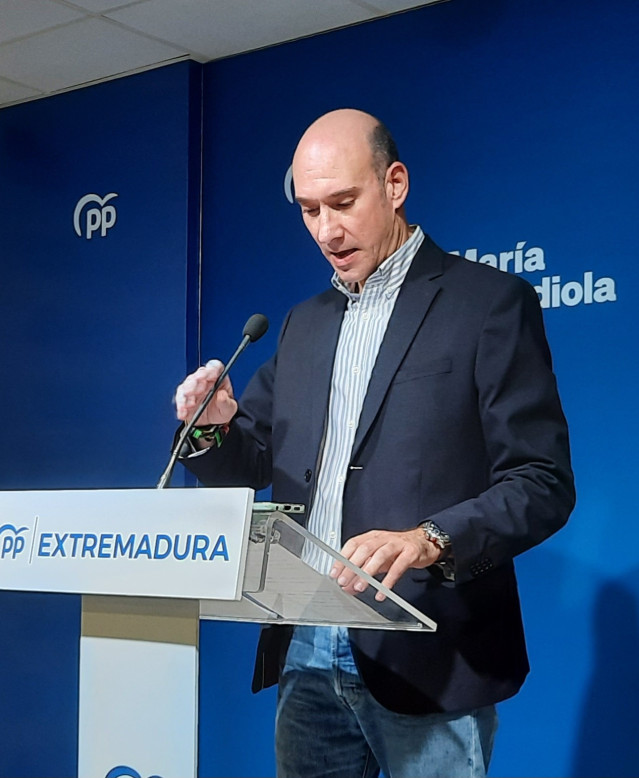 El portavoz del PP de Extremadura, José Ángel Sánchez Juliá, en rueda de prensa en Mérida