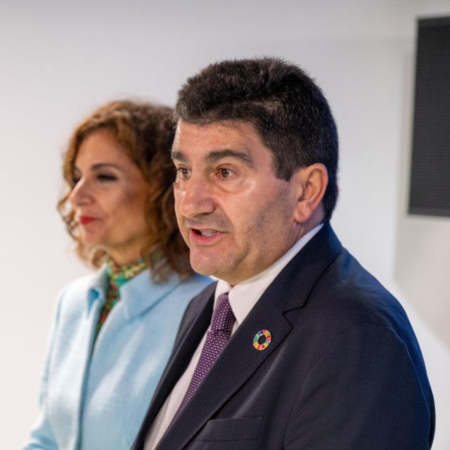 La ministra de Hacienda y Función Pública en funciones, María Jesús Montero, junto al delegado del Gobierno en Galicia, Pedro Blanco, atiende a los medios de comunicación en el Edificio Fontán, a 26 de octubre de 2023, en Santiago de Compostela, Galicia (