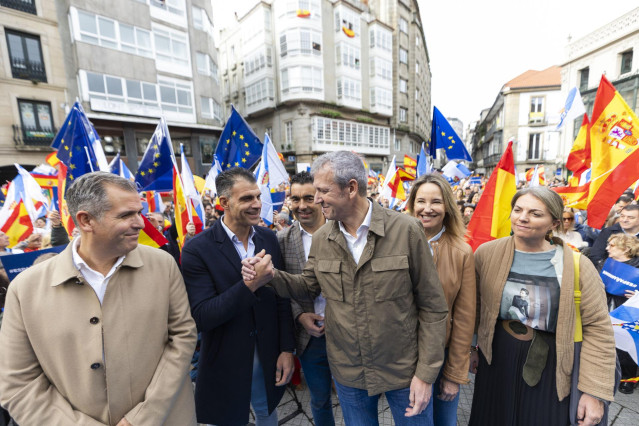 El presidente de la Xunta de Galicia, Alfonso Rueda (c), y el presidente del PP de Pontevedra, Rafael Domínguez (2i), interviene durante una manifestación contra la amnistía, a 12 de noviembre de 2023, en Pontevedra, Galicia (España). Convocada por el PP,