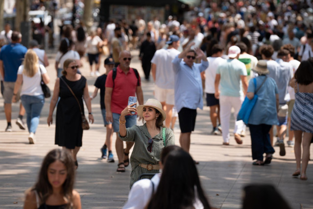 Archivo - Varias personas pasean por Las Ramblas