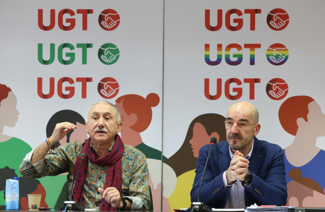 El secretario general de UGT, Pepe Álvarez (i), y el vicesecretario general de Política Sindical, Fernando Luján (d), ofrecen una rueda de prensa para presentar un informe sobre el coste del despido en España, en la sede de UGT, en Madrid, España.