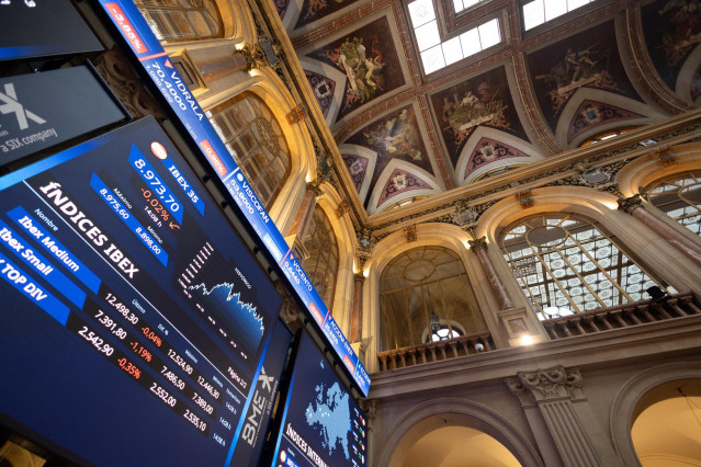 Un panel del Ibex 35, en el Palacio de la Bolsa, a 25 de octubre de 2023, en Madrid (España).