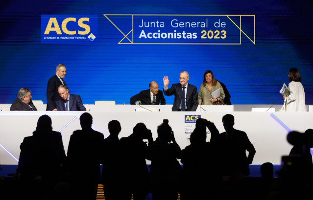 Archivo - El consejero delegado del grupo ACS, Juan Santamaría, interviene durante la Junta General de Accionistas del Grupo ACS