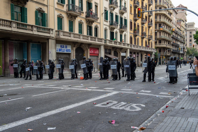 Archivo - Agentes de la Policía Nacional forman una fila para cargar en la Vía Layetana durante la manifestación contra la sentencia del 'procés'