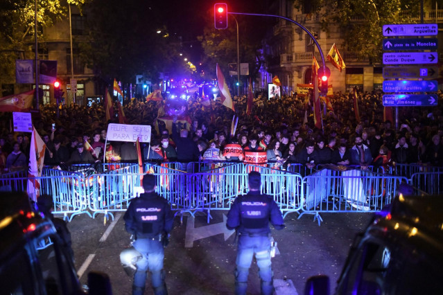 Miles de persoas durante una manifestación del PP contra la amnistía frente a la sede del PSOE en Ferraz, a 12 de noviembre de 2023, en Madrid (España).