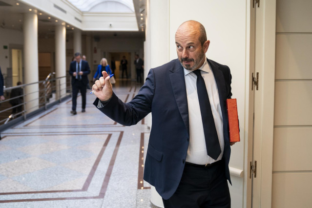 El presidente del Senado, Pedro Rollán, a su llegada a una sesión plenaria en el Senado, a 17 de octubre de 2023, en Madrid (España). Durante el pleno del Senado, el Partido Popular ha expresado su oposición a la amnistía a través de una moción no vincula