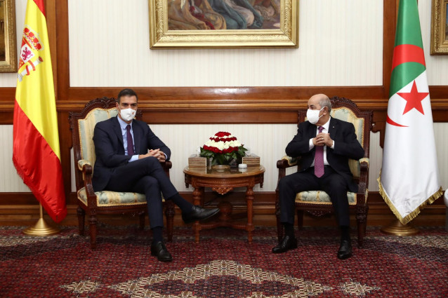 Archivo - El presidente del Gobierno, Pedro Sánchez, y el presidente de Argelia, Abdelmayid Tebune, durante su reunión en octubre de 2020 en Argel