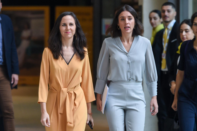 La ministra de Derechos Sociales y Agenda 2030 en funciones, Ione Belarra (i), junto a la ministra de Igualdad en funciones, Irene Montero (d), a 18 de octubre de 2023, en Madrid (España).
