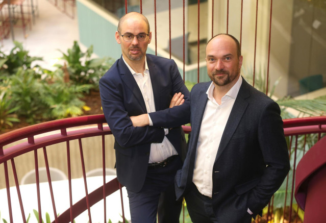 Archivo - El fundador de Indexa Capital, Unai Ansejo (i), y el consejero delegado de Indexa Capital, François Derbaix (d), posan para un retrato tras de la presentación del segundo estudio 'Rendimiento de los Fondos de Gestión Indexada y Activa en España