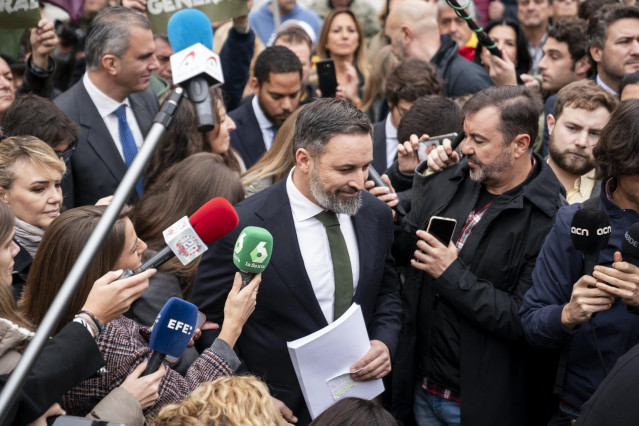 El líder de Vox, Santiago Abascal, atiende a medios a su llegada al Tribunal Supremo para presentar una querella junto a sus diputados, a 14 de noviembre de 2023, en Madrid (España).