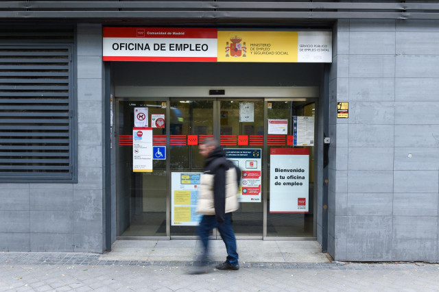 Una persona pasa al lado de una oficina del paro del Paseo de Acacias, a 3 de noviembre de 2023, en Madrid (España).