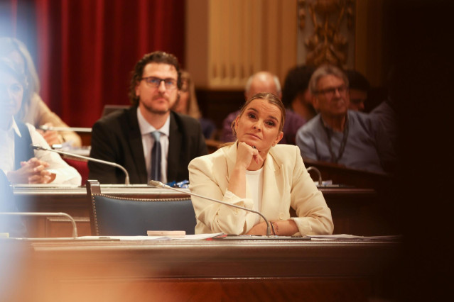 La presidenta del Govern balear, Marga Prohens, durante un pleno en el Parlament balear.