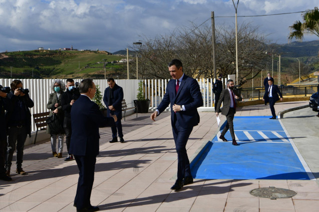 Archivo - El presidente de Ceuta, Juan Jesús Vivas (i), saluda al presidente del Gobierno, Pedro Sánchez (d), a su llegada la inauguración del Centro de Salud Tarajal, a 1 de marzo de 2023, en Ceuta (España).