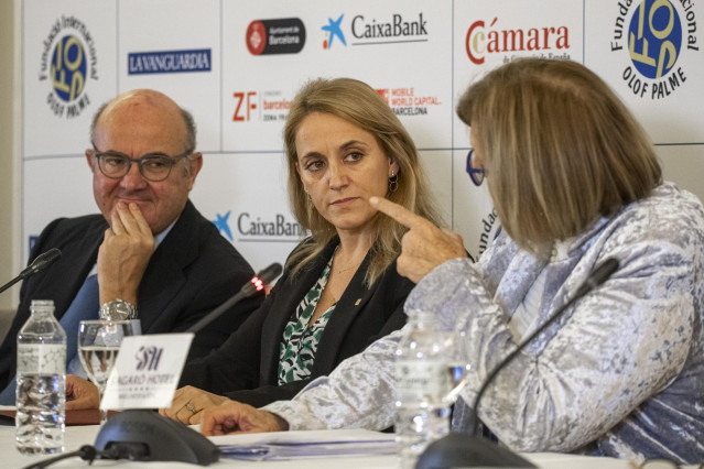 Archivo - El vicepresidente del Banco Central Europeo, Luis de Guindos; la consellera de Economía y Hacienda, Natàlia Mas, y la presidenta de la Fundación Internacional Olof Palme (FIOP), Anna Batllebó, durante el encuentro del año pasado