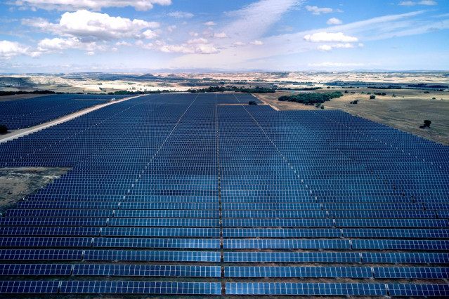 Archivo - Paneles solares.