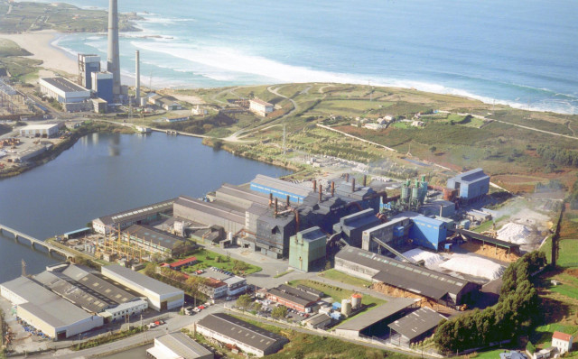 Archivo - Fábrica de Ferroatlántica (Ferroglobe) en A Coruña