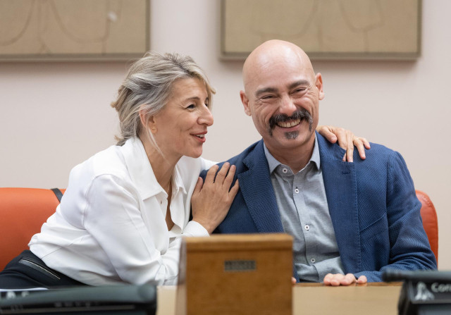 La líder de Sumar, Yolanda Díaz y el diputado nacional de Sumar por Alicante Txema Guijarro, durante una reunión del grupo Sumar, en el Congreso de los Diputados, a 13 de noviembre de 2023, en Madrid (España).