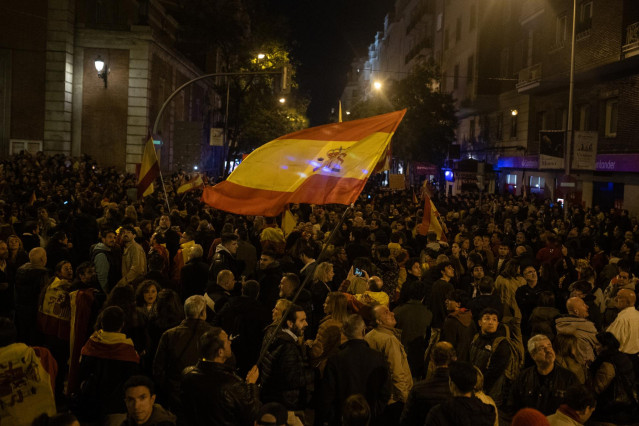 Cientos de personas durante una manifestación contra la amnistía frente a la sede del PSOE en Ferraz, a 13 de noviembre de 2023, en Madrid (España).