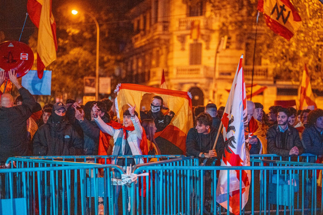 Cientos de personas durante una manifestación contra la amnistía frente a la sede del PSOE en Ferraz, a 13 de noviembre de 2023, en Madrid (España).