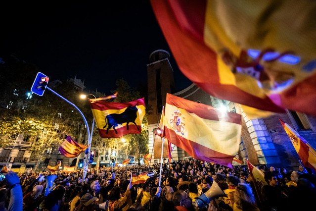 Cientos de personas con banderas durante una manifestación contra la amnistía frente a la sede del PSOE en Ferraz, a 14 de noviembre de 2023, en Madrid (España).