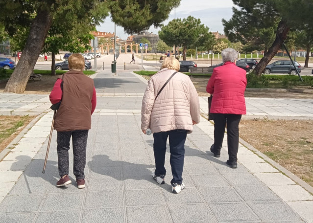 Archivo - Unos pensionistas paseando