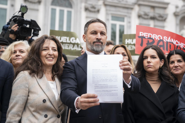 El líder de Vox, Santiago Abascal (c), posa con una querella junto a sus diputados, en el Tribunal Supremo, a 14 de noviembre de 2023, en Madrid (España).