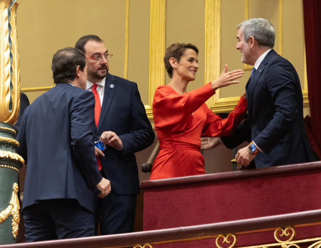 (I-D) El presidente de la Junta de Castilla y León, Alfonso Fernández Mañueco; el presidente de Asturias, Adrián Barbón; la presidenta de la Comunidad Foral de Navarra, María Chivite, y el presidente de Canarias, Fernando Clavijo, durante el acto de jura