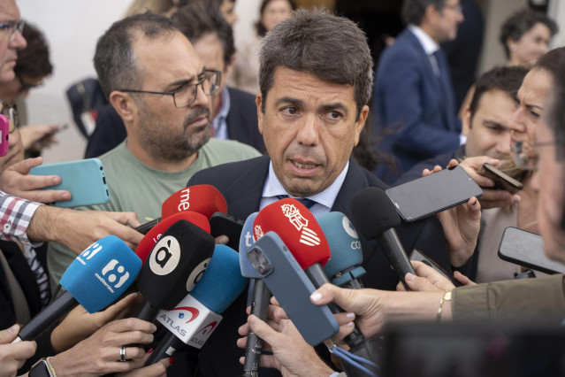 El presidente de la Generalitat, Carlos Mazón, ofrece declaraciones a los medios