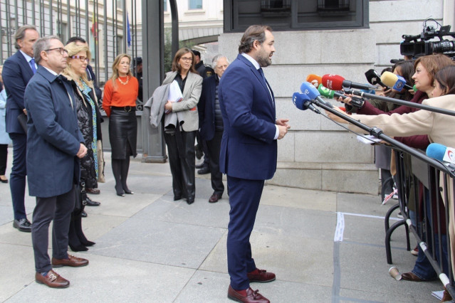 El presidente del PP de C-LM, Paco Núñez, a las puertas del Congreso de los Diputados