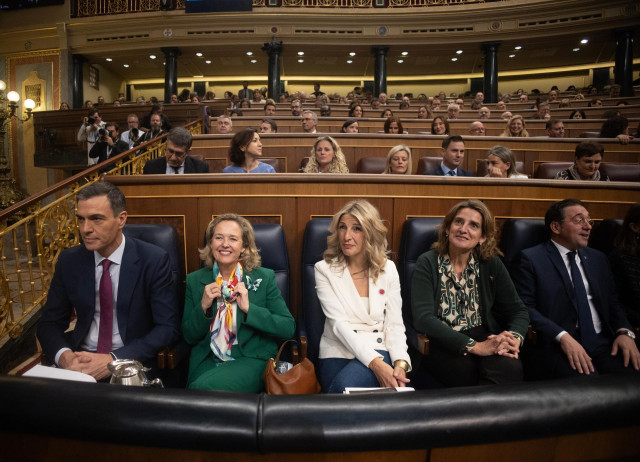 (I-D) El presidente del Gobierno en funciones y candidato a la reelección, Pedro Sánchez; la vicepresidenta primera y ministra de Asuntos Económicos y Transformación Digital, Nadia Calviño;  la líder de Sumar y vicepresidenta segunda y ministra de Trabajo