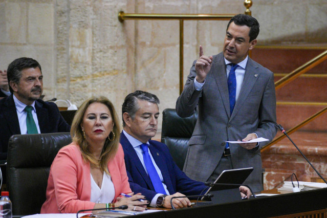 El presidente de la Junta de Andalucía, Juanma Moreno durante su turno de palabra en la sesión de control al Gobierno. A 15 de noviembre de 2023, en Sevilla (Andalucía, España). Primera Jornada de Pleno en la que se incluye las preguntas de los grupos par