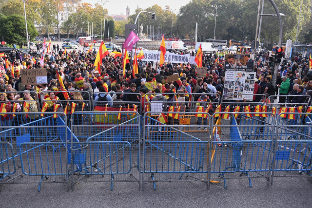 Decenas de personas durante una manifestación contra la investidura de Pedro Sánchez