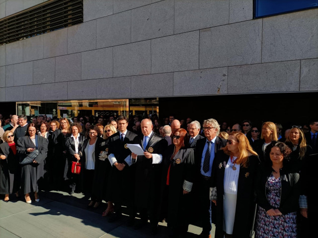 Profesionales judiciales y operadores jurídicos se concentran frente a la Ciudad de la Justicia de Almería.