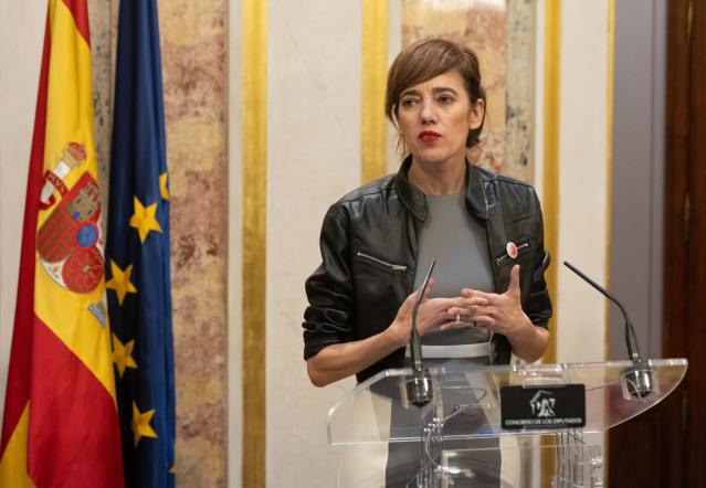 La portavoz de Sumar en el Congreso, Marta Lois, ofrece una rueda de prensa posterior al discurso de investidura del presidente del Gobierno en funciones, en el Congreso de los Diputados, a 15 de noviembre de 2023, en Madrid (España).