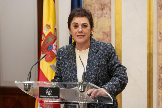 La portavoz de EH Bildu en el Congreso de los Diputados, Mertxe Aizpurua, en rueda de prensa en el escritorio