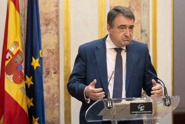 El portavoz del PNV, Aitor Esteban, ofrece una rueda de prensa posterior al discurso de investidura del presidente del Gobierno en funciones, en el Congreso de los Diputados, a 15 de noviembre de 2023, en Madrid (España).