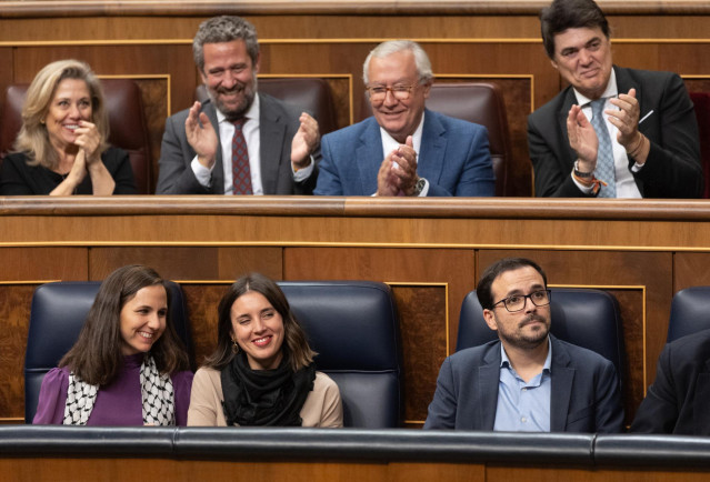 Las minustras de Podemos, Ione Belarra e Irene Montero, en el debate de investidura