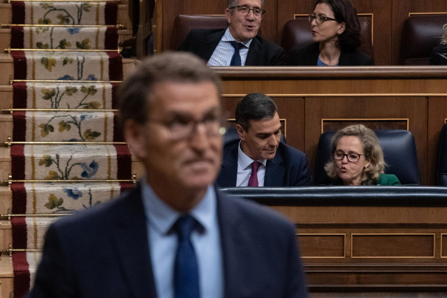 El presidente del Partido Popular, Alberto Núñez Feijóo, durante la primera sesión del debate de investidura de Pedro Sánchez como presidente de Gobierno, en el Congreso de los Diputados, a 15 de noviembre de 2023, en Madrid (España).