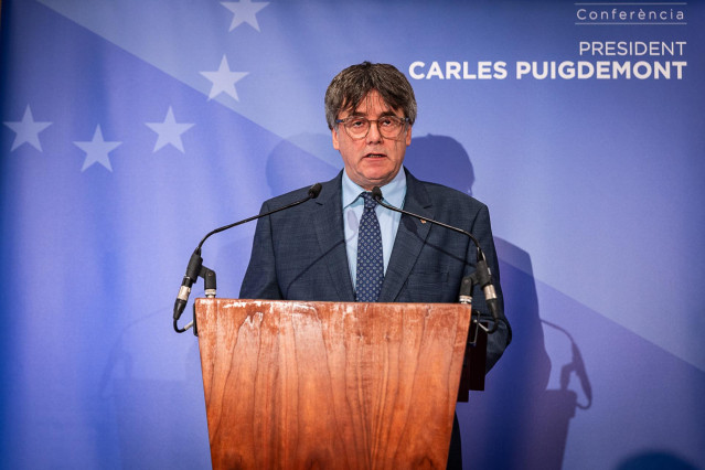 Archivo - El expresidente de la Generalitat y eurodiputado de Junts, Carles Puigdemont, ofrece una rueda de prensa
