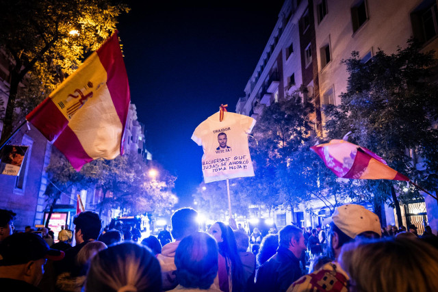 Decenas de personas con banderas y carteles durante una manifestación contra la amnistía frente a la sede del PSOE en Ferraz, a 14 de noviembre de 2023, en Madrid (España)