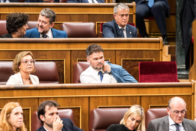 El portavoz de ERC en el Congreso, Gabriel Rufián (1d), durante la primera sesión del debate de investidura de Pedro Sánchez como presidente de Gobierno, en el Congreso de los Diputados, a 15 de noviembre de 2023, en Madrid (España). El Salón de Plenos de