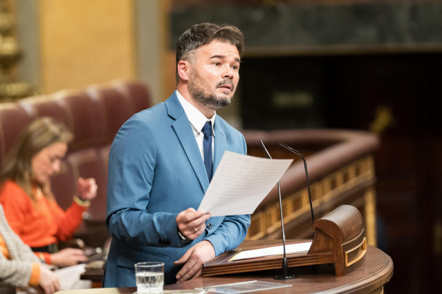El portavoz de ERC en el Congreso, Gabriel Rufián, interviene durante la primera sesión del debate de investidura de Pedro Sánchez como presidente de Gobierno, en el Congreso de los Diputados, a 15 de noviembre de 2023, en Madrid (España).