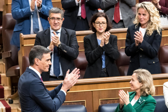 El presidente del Gobierno en funciones y candidato a la reelección,  aplaudiendo tras concluir su intervención en su debate de investidura en el Congreso