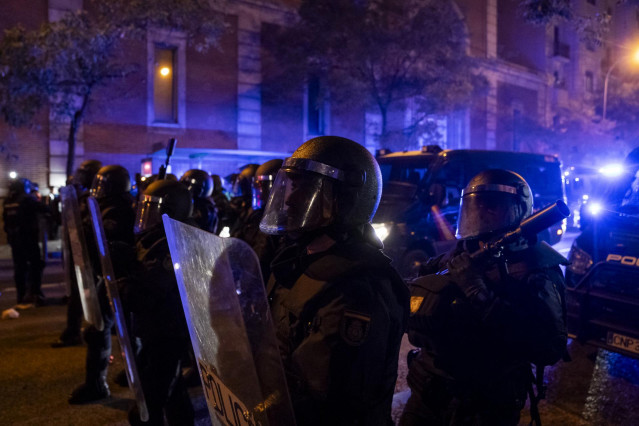 Varios agentes de Policía durante una manifestación contra la amnistía frente a la sede del PSOE en Ferraz, a 15 de noviembre de 2023, en Madrid (España).